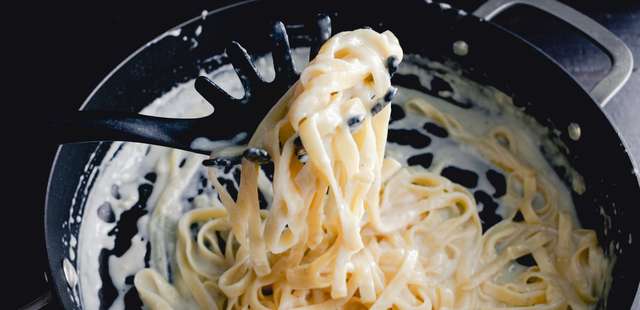 O macarrão cremoso de uma panela só com apenas 4 ingredientes