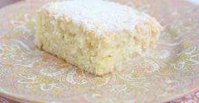 Bolo gelado de coco com a massa bem molhadinha