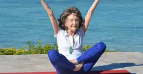 Professora de yoga de 98 anos conquista internet; veja fotos