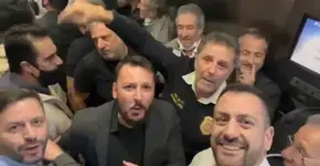 Chefe da polícia comemora prisão de Cupertino e aponta dedo no rosto