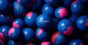 Ação usa bolas para representar desigualdade de gênero no esporte