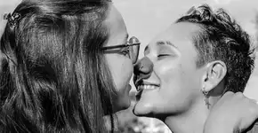 Casal de lésbicas troca selinho em bar e tem pedido cancelado: ‘Dói muito’