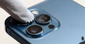 Limpar a câmera do celular com esse pano baratinho deixa as fotos muito mais nítidas