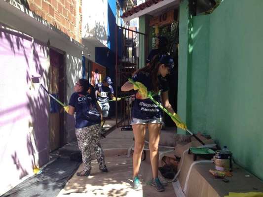 Multirão com voluntários. Foto: Gabriela Rassy