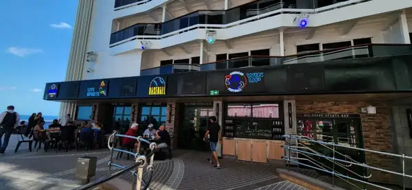 Interior do All-Stars Sports Bar com petiscos exclusivos