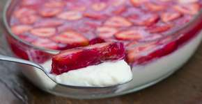 Mousse delícia de morango com iogurte e chocolate branco