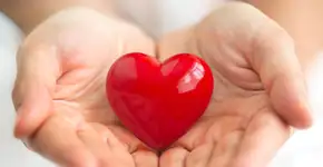 Idoso se aproxima de bebê, explica motivo e leva mãe às lágrimas