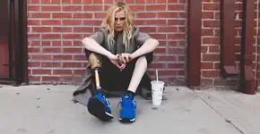 Modelo pode perder outra perna por ter usado absorvente interno