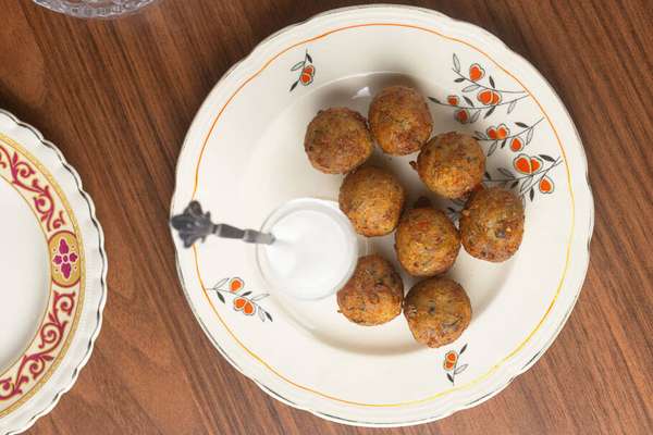 Bolinho De Arroz da Isis (R$52), servido com maionese da casa