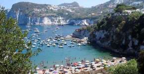 Conheça belas e curiosas praias pelo Brasil e mundo