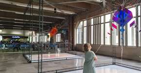 Buscando a democratização da arte, Cintia Abravanel expõe instalações no Terminal Rodoviário Tietê, em São Paulo