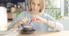 Entenda como o excesso de açúcar e cafeína pode afetar os estudantes