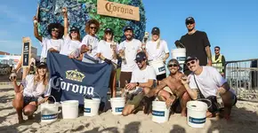 Estrelas do surfe brasileiro fazem ação em prol dos oceanos