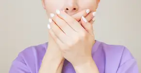 Entenda a relação entre as lentes dos dentes e o mau hálito