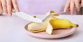 Comer banana desse jeito reduz o risco de câncer em 60%, diz pesquisa