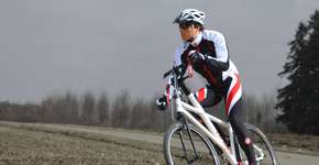 Para melhorar rendimento, bicicleta pode ser pedalada com as mãos e os pés