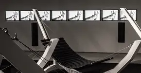 Exposição convida a deitar numa cama, sentir cheiros e ouvir sons