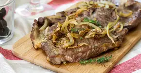 Bife acebolado suculento: uma explosão de sabor