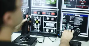 Embraer abre vagas em programa com bolsa de até R$ 2.400