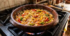 Os cozinheiros baianos concordam: “Para a moqueca ficar perfeita, é preciso refogar os temperos assim e adicionar o leite de coco apenas no final.”