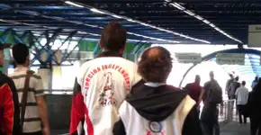 São-paulino ajuda torcedor corinthiano cego e foto comove a web