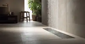 Banheiros ganham mais espaço com duchas italianas sem barreiras