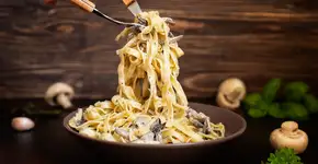 Macarrão com cogumelos: cremosidade e sabor garantidos