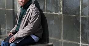 Homem continua faculdade de enfermagem após virar morador de rua