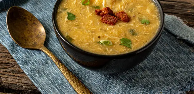 Esse caldo de mandioquinha com frango é tudo que você precisa no frio