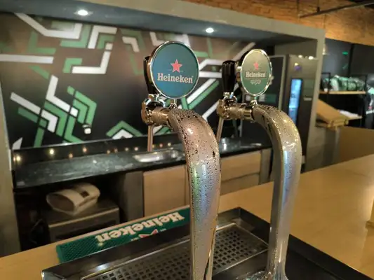 Depois de conhecer todas essas curiosidades com quem realmente entende do assunto e visitar a planta da cervejaria, claro que o passeio só poderia acabar no bar