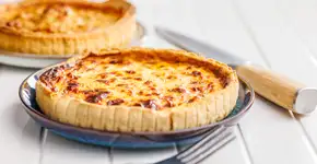 Quiche de cebola com queijo que derrete na boca e surpreende