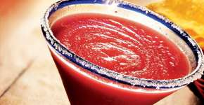 5 bares em que você compra uma bebida e leva outra de graça