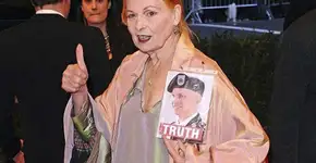 Vivienne Westwood critica cultura consumista na moda