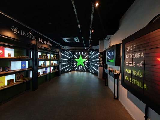 Durante uma hora e meia, os visitantes são guiados por salas interativas que contam tudo o que há por dentro da estrela mais famosa do universo cervejeiro