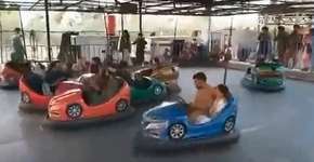 Um dia após tomar Cabul, membros do Talibã se divertem em parque