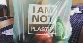 Sacolinha de amido de mandioca se dissolve na água quente