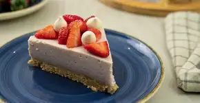 Torta mousse de morango com leite condensado cheia de furinhos e sabor