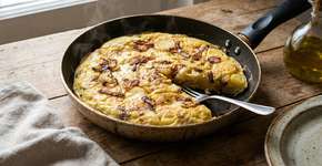 Julia, uma avó cozinheira de 86 anos: “Para a omelete de batata, eu pico a cebola pequena e frito junto com as batatas.”