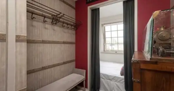 A decoração de um dos quartos foi inspirada no Hogwarts Express.