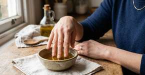 Receita caseira para unhas quebradiças: como usar azeite morno no cuidado semanal