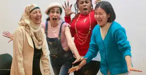 Espetáculo gratuito “DAQUI PRA FRENTE” dá voz a mulheres refugiadas e mostra suas histórias reais