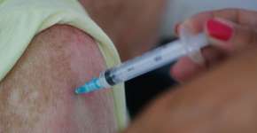 Rede de farmácias aplicará vacina contra covid-19 em idosos em SP