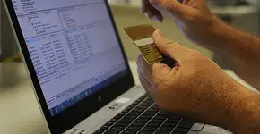 ‘Pegadinha’ mostra que metade dos brasileiros cairia em golpe de investimentos