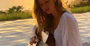 Gisele Bündchen toca violão ao pôr do sol em cenário paradisíaco