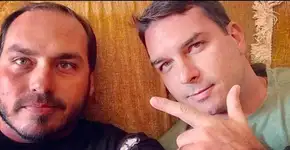 Flávio e Carlos Bolsonaro usaram dinheiro vivo para pagar dívida com corretora