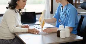 Pular café da manhã e jantar tarde: hábitos aumentam o risco de osteoporose e fraturas