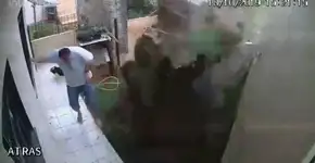 Homem explode quintal de casa tentando matar baratas com gasolina