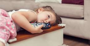 Estudo aponta: 54% das crianças passam mais de 4h em frente à TV