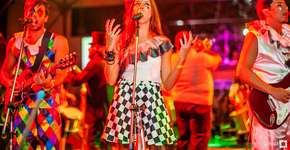 Bloco em homenagem a Los Hermanos desfila no Leme