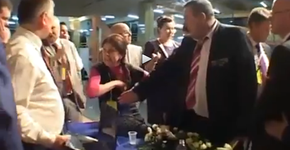 [Vídeo] Mulher esguicha leite materno para conseguir atenção em longa reunião